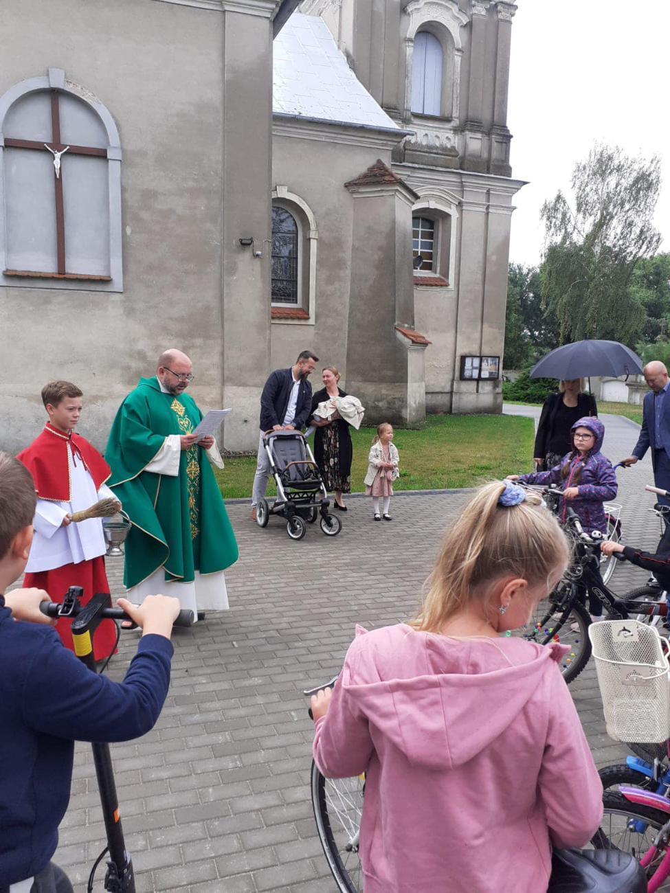 Ksiądz na hulajnodze. Zobacz film