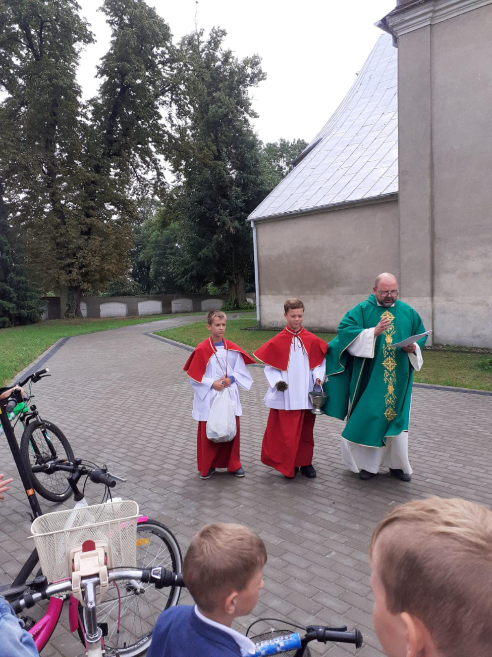 Ksiądz na hulajnodze. Zobacz film