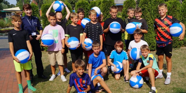 Profilaktycznie nad jeziorem z policjantami