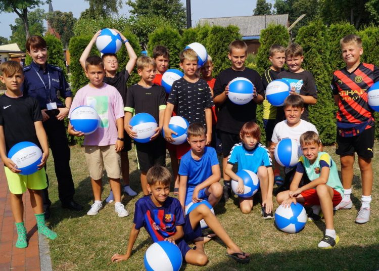 Profilaktycznie nad jeziorem z policjantami