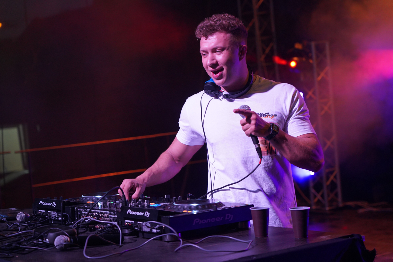 Ogień na targowisku. Szaleństwo większe niż na Cleo ZDJĘCIA