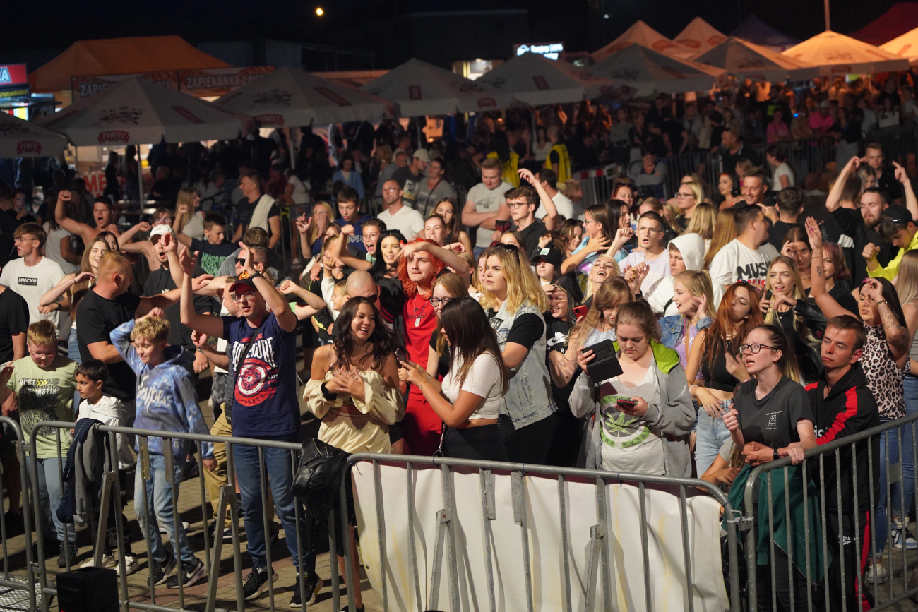 Ogień na targowisku. Szaleństwo większe niż na Cleo ZDJĘCIA