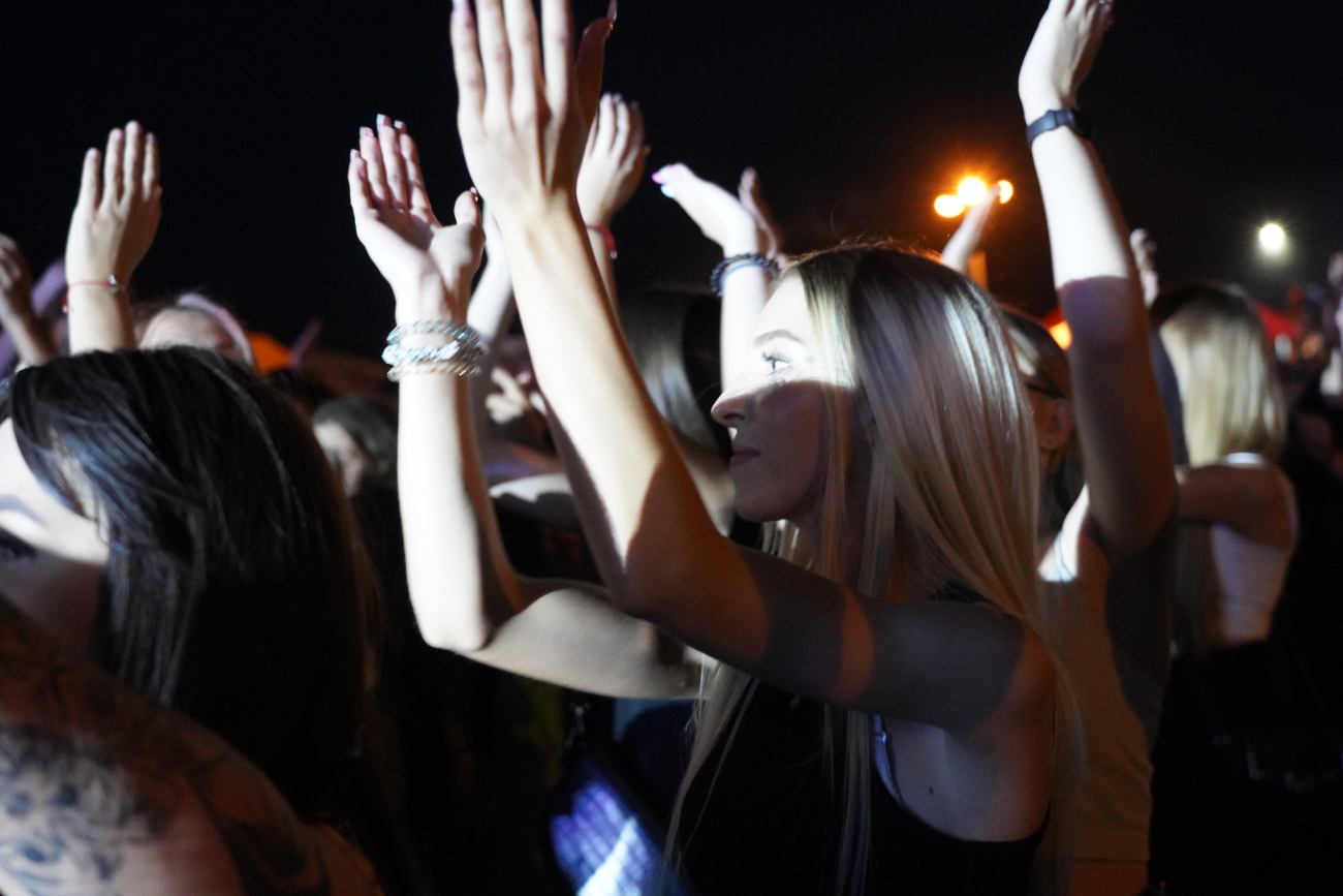 Ogień na targowisku. Szaleństwo większe niż na Cleo ZDJĘCIA