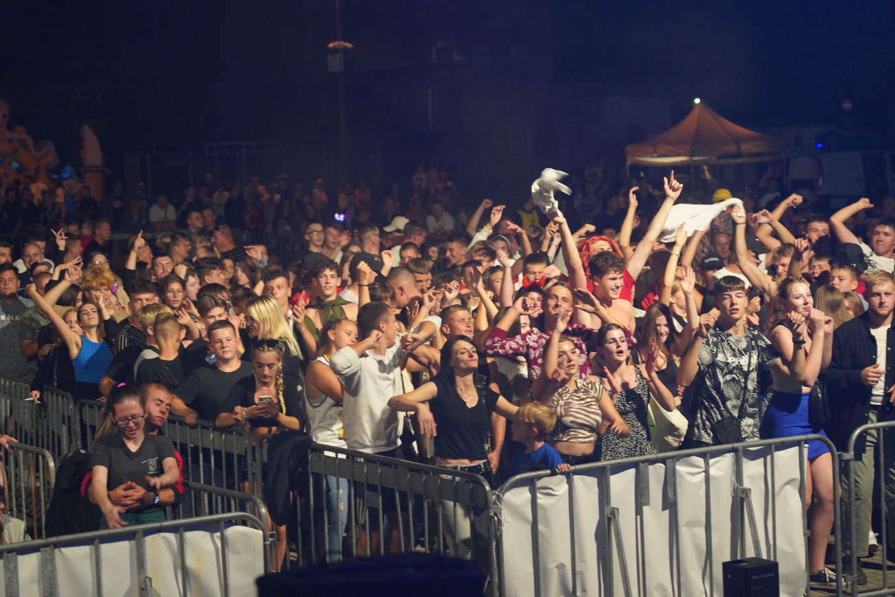 Ogień na targowisku. Szaleństwo większe niż na Cleo ZDJĘCIA