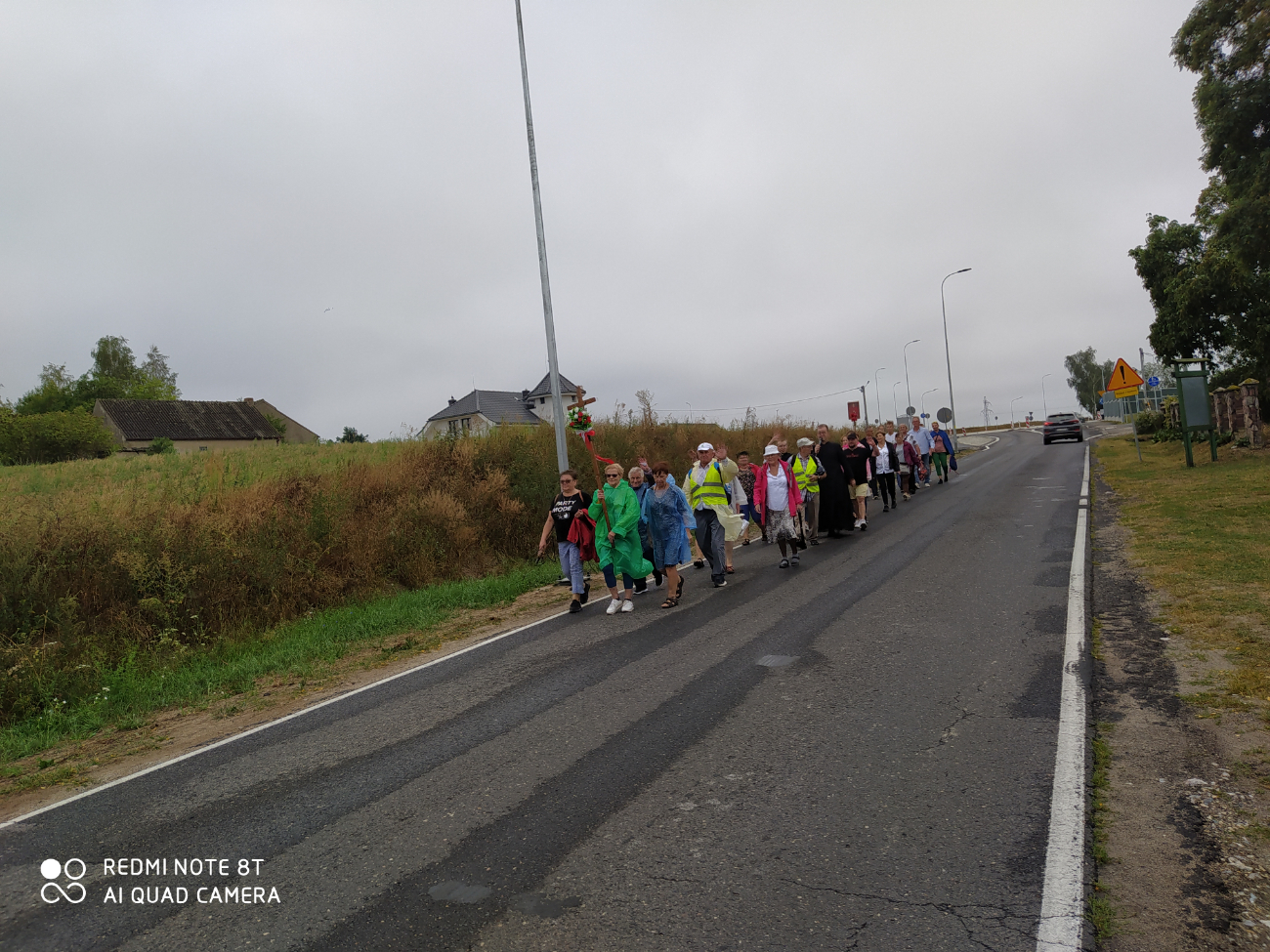 Deszcz ich nie zniechęcił. Pieszo dotarli do Giewartowa