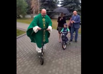 Ksiądz na hulajnodze. Zobacz film