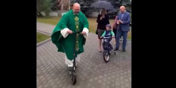 Ksiądz na hulajnodze. Zobacz film