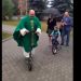 Ksiądz na hulajnodze. Zobacz film