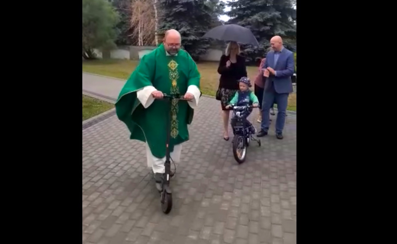 Ksiądz na hulajnodze. Zobacz film