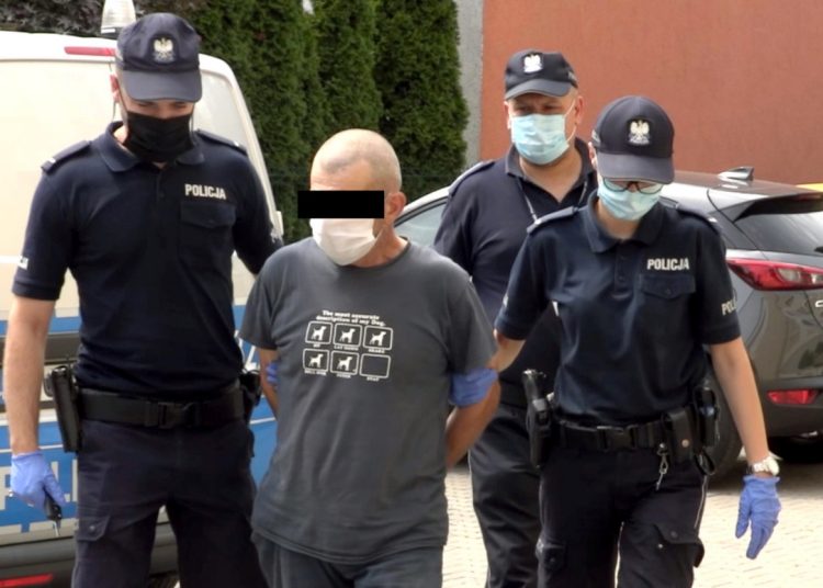 Z siekierą na policjantów. Uniknie kary