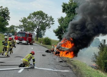 Auto spłonęło, 19-letni motocyklista nie żyje