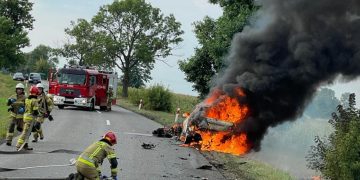 Auto spłonęło, 19-letni motocyklista nie żyje