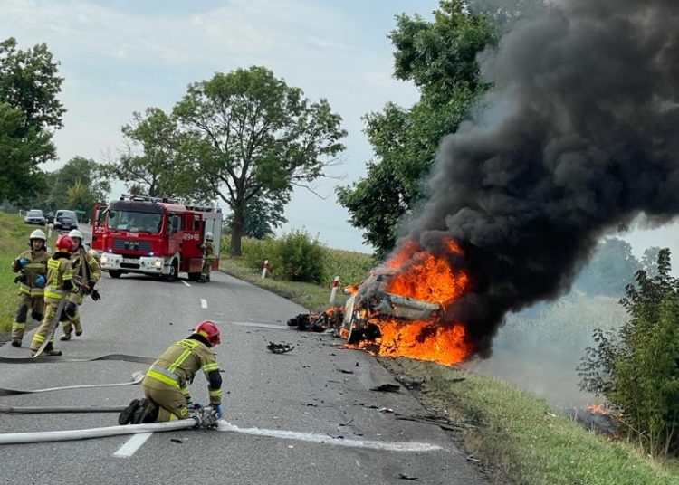 Auto spłonęło, 19-letni motocyklista nie żyje