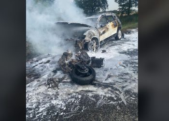 Auto spłonęło, 19-letni motocyklista nie żyje