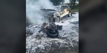 Auto spłonęło, 19-letni motocyklista nie żyje