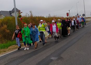 Deszcz ich nie zniechęcił. Pieszo dotarli do Giewartowa