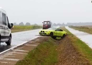 Z nowej drogi robią tor wyścigowy. BMW w rowie