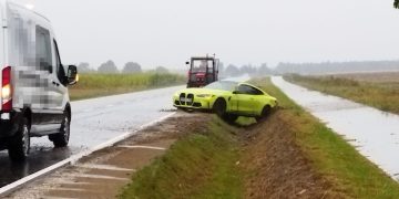 Z nowej drogi robią tor wyścigowy. BMW w rowie