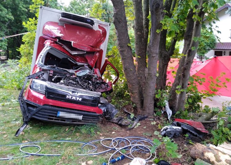 Tragiczny poranek w naszym powiecie. Kierowca zginął na miejscu