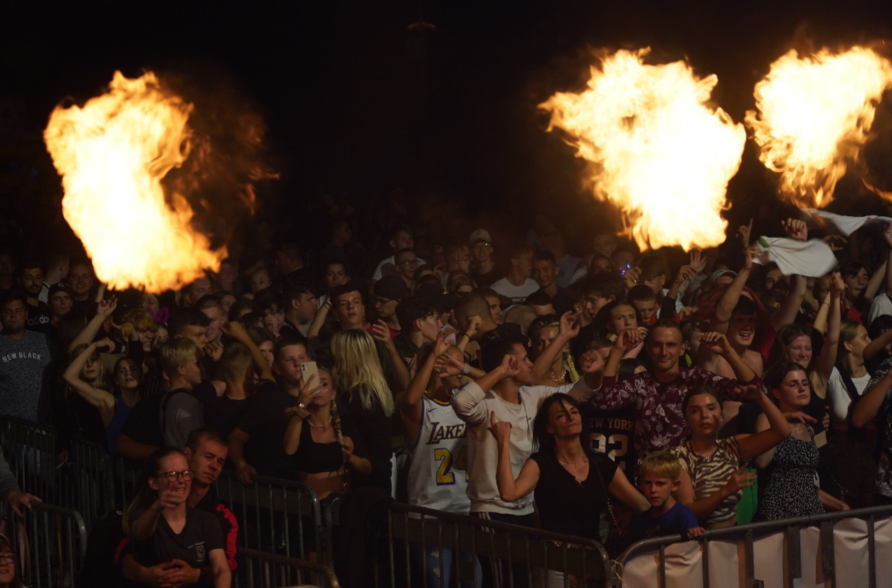 Ogień na targowisku. Szaleństwo większe niż na Cleo ZDJĘCIA
