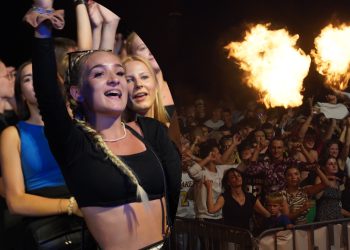 Ogień na targowisku. Szaleństwo większe niż na Cleo ZDJĘCIA