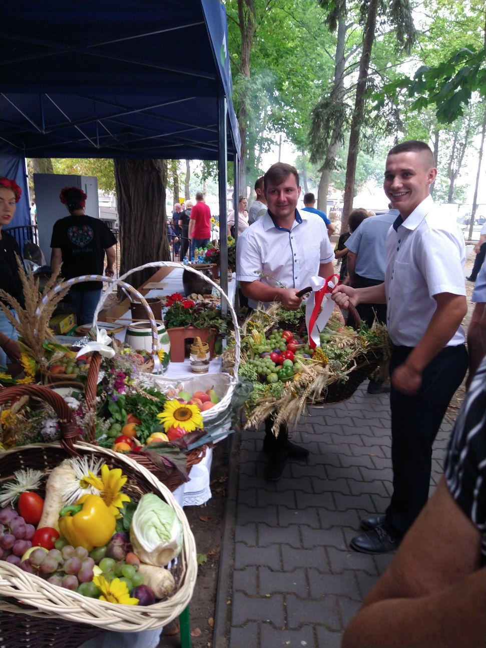 Tłumy na dożynkach parafialnych w Ciążeniu