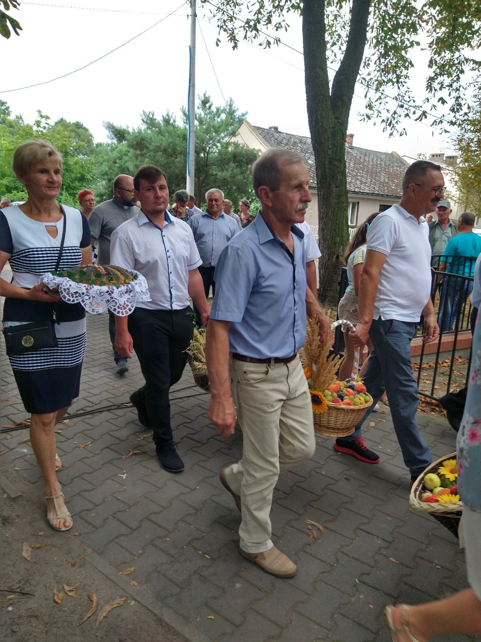 Tłumy na dożynkach parafialnych w Ciążeniu