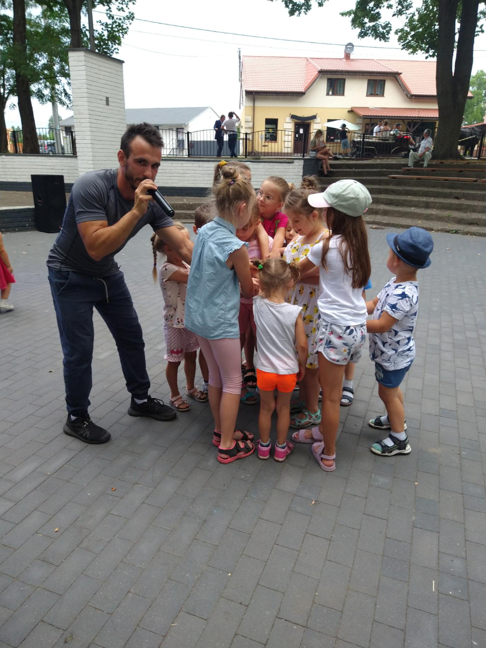 Tłumy na dożynkach parafialnych w Ciążeniu