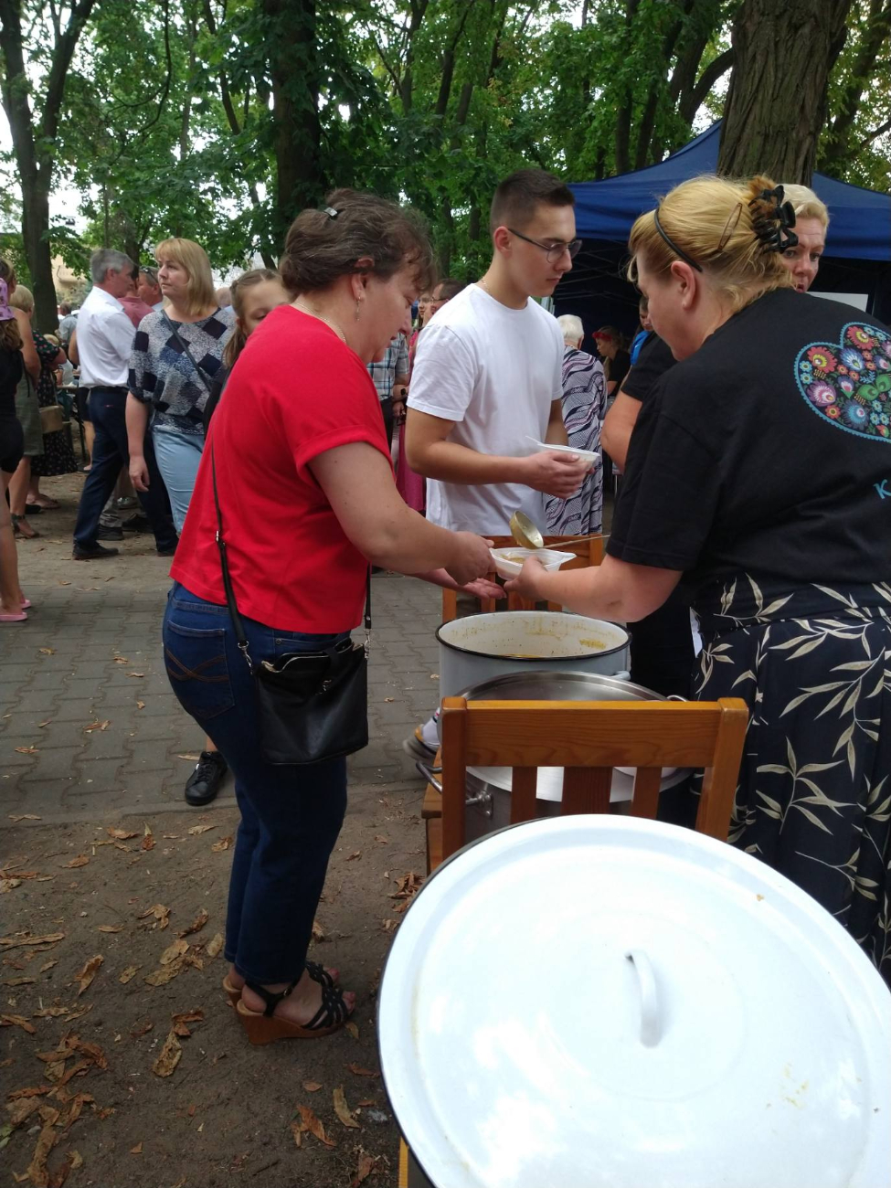 Tłumy na dożynkach parafialnych w Ciążeniu