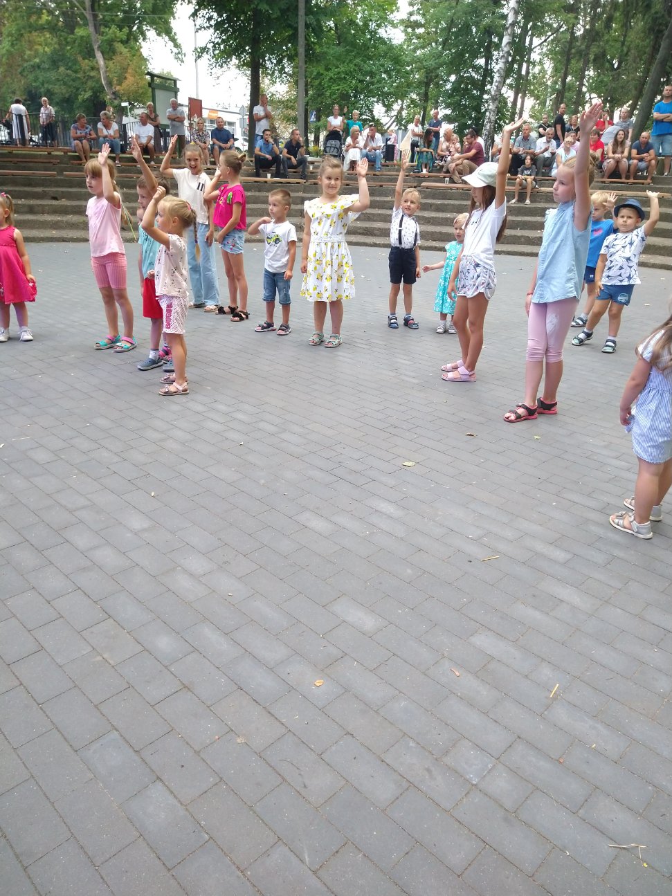 Tłumy na dożynkach parafialnych w Ciążeniu