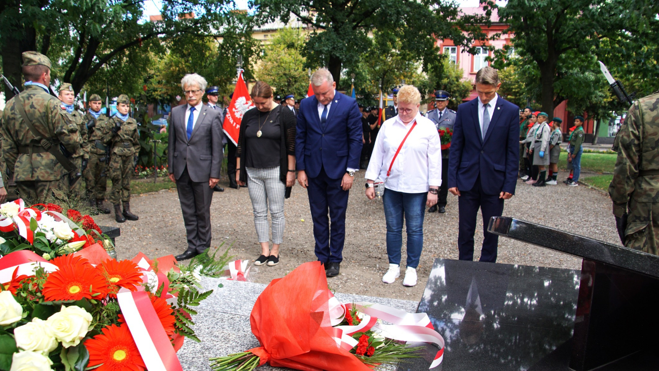 Salwa honorowa i race na słupeckim rynku ZDJĘCIA