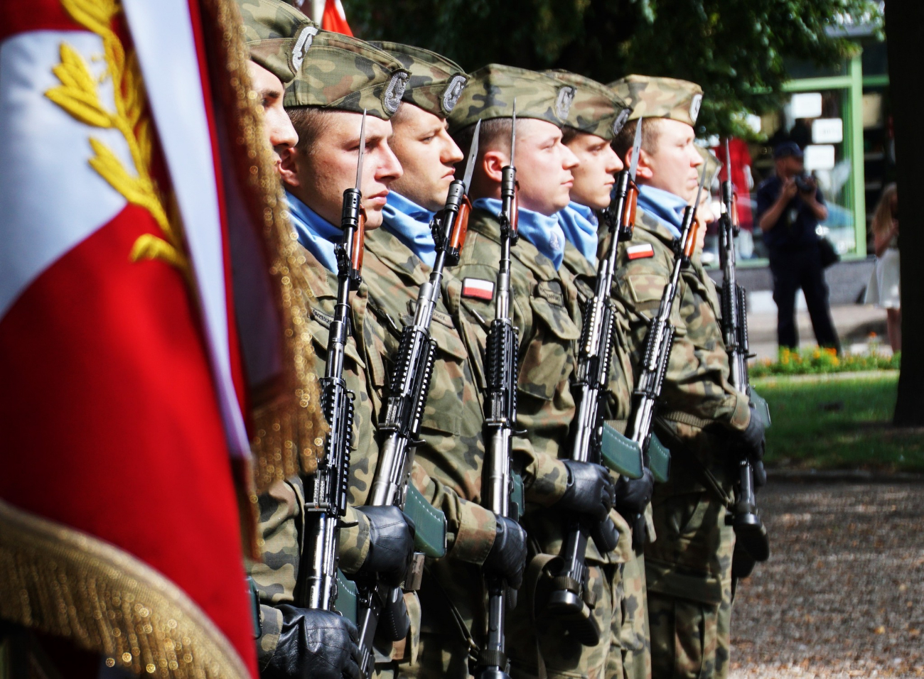 Salwa honorowa i race na słupeckim rynku ZDJĘCIA