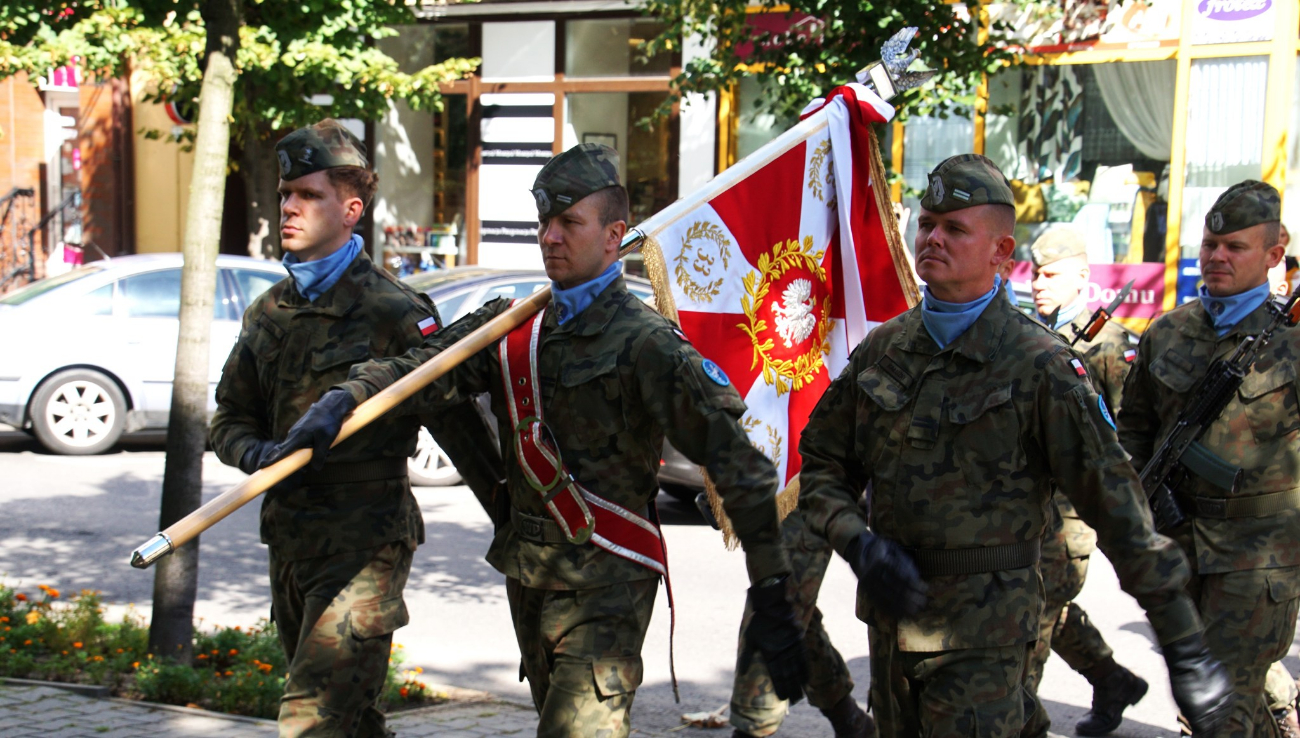 Salwa honorowa i race na słupeckim rynku ZDJĘCIA