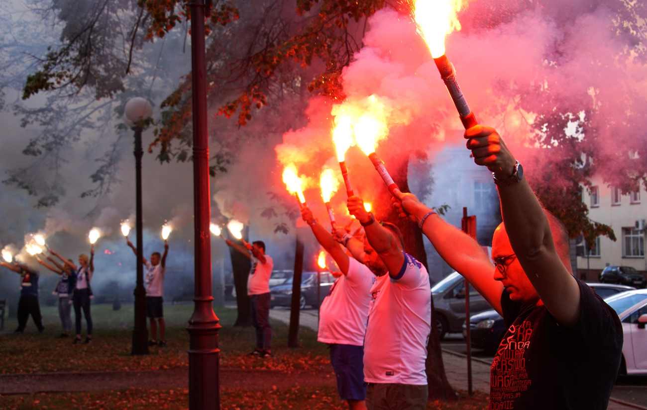 Salwa honorowa i race na słupeckim rynku ZDJĘCIA