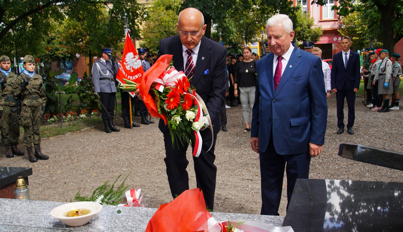 Salwa honorowa i race na słupeckim rynku ZDJĘCIA