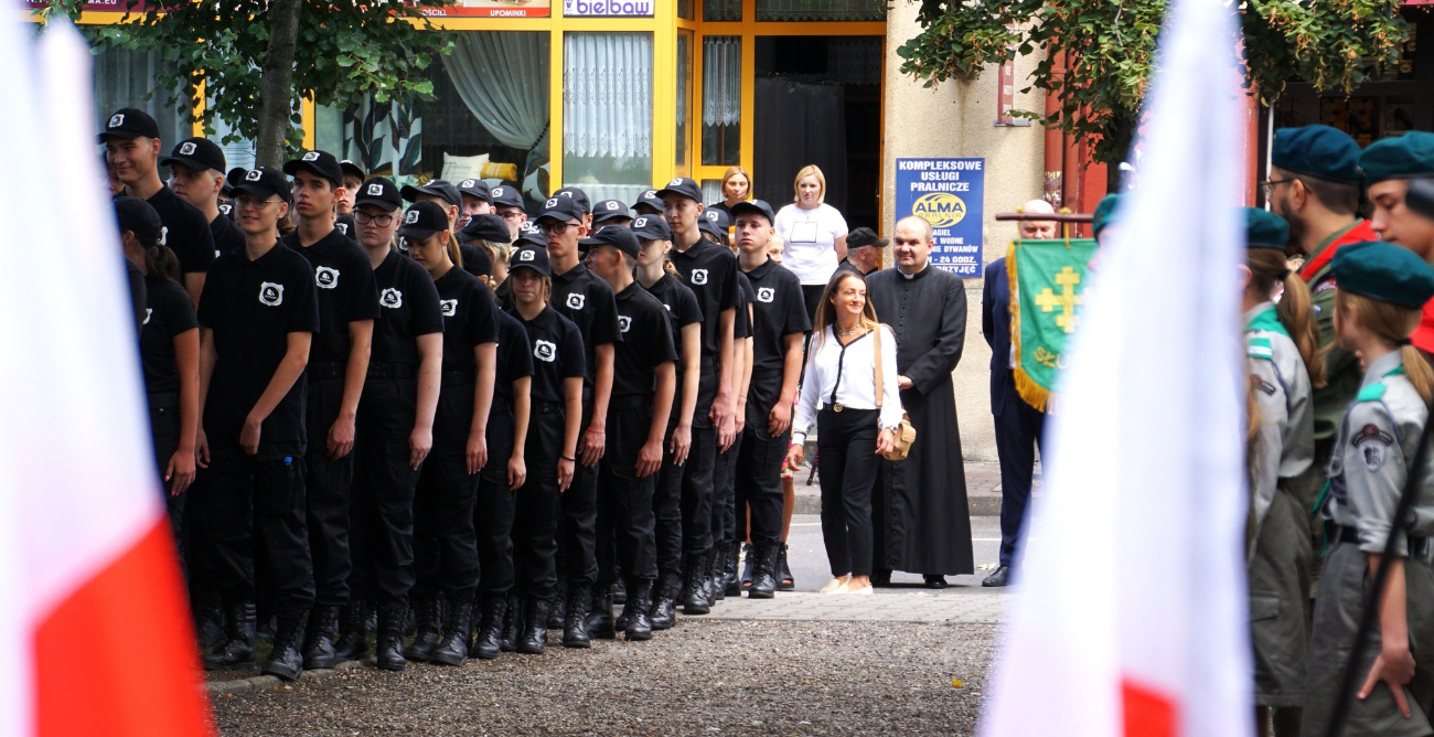 Salwa honorowa i race na słupeckim rynku ZDJĘCIA