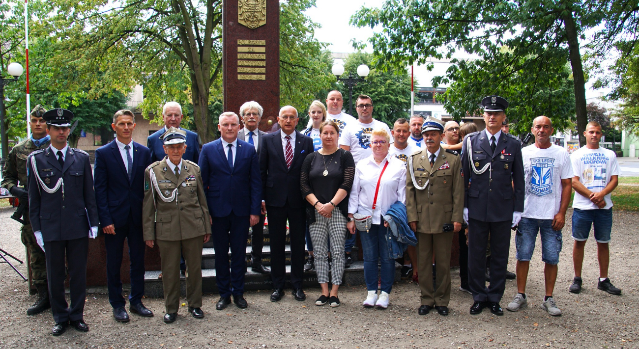 Salwa honorowa i race na słupeckim rynku ZDJĘCIA