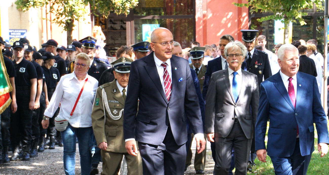 Salwa honorowa i race na słupeckim rynku ZDJĘCIA