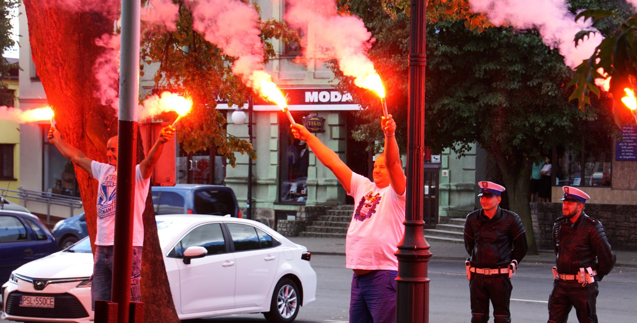 Salwa honorowa i race na słupeckim rynku ZDJĘCIA