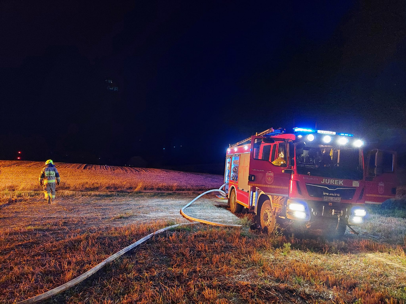6 godzin gasili pożar. Spłonęło 300 balotów