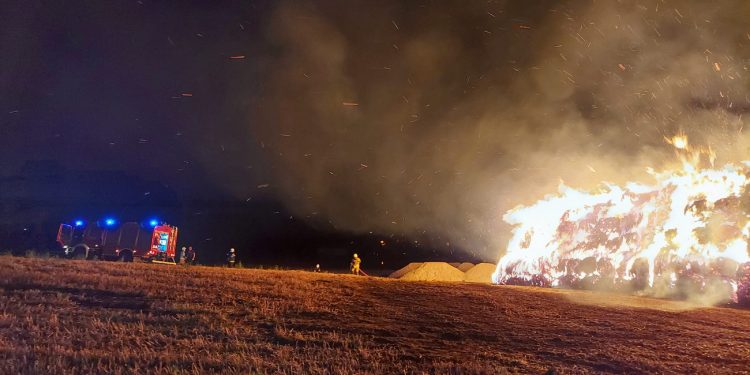 6 godzin gasili pożar. Spłonęło 300 balotów