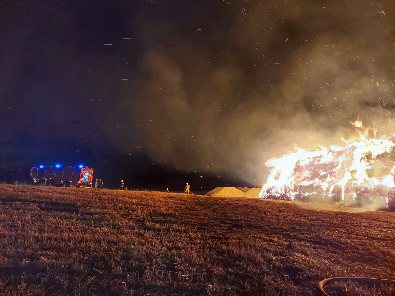 6 godzin gasili pożar. Spłonęło 300 balotów