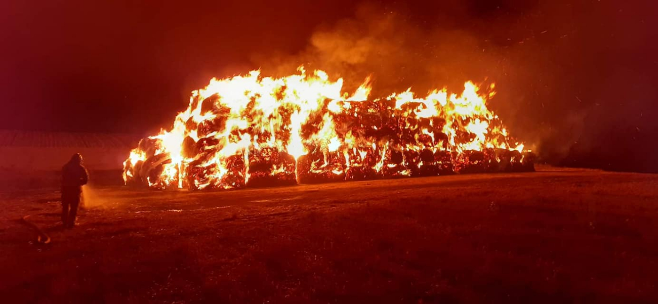 6 godzin gasili pożar. Spłonęło 300 balotów