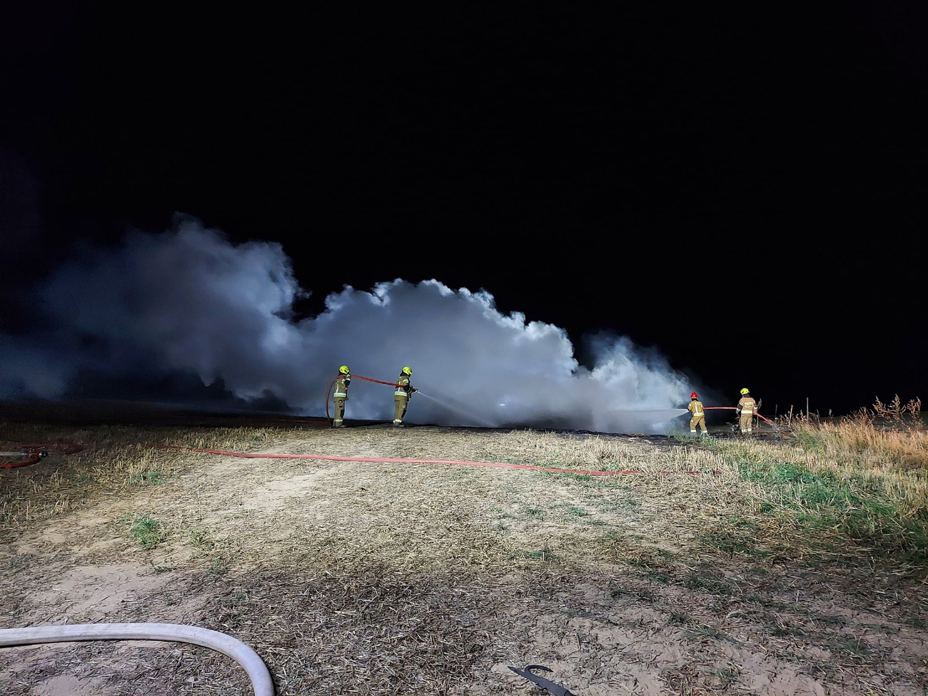 6 godzin gasili pożar. Spłonęło 300 balotów
