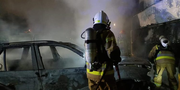Nocna akcja w Strzałkowie. Spłonęły dwa samochody