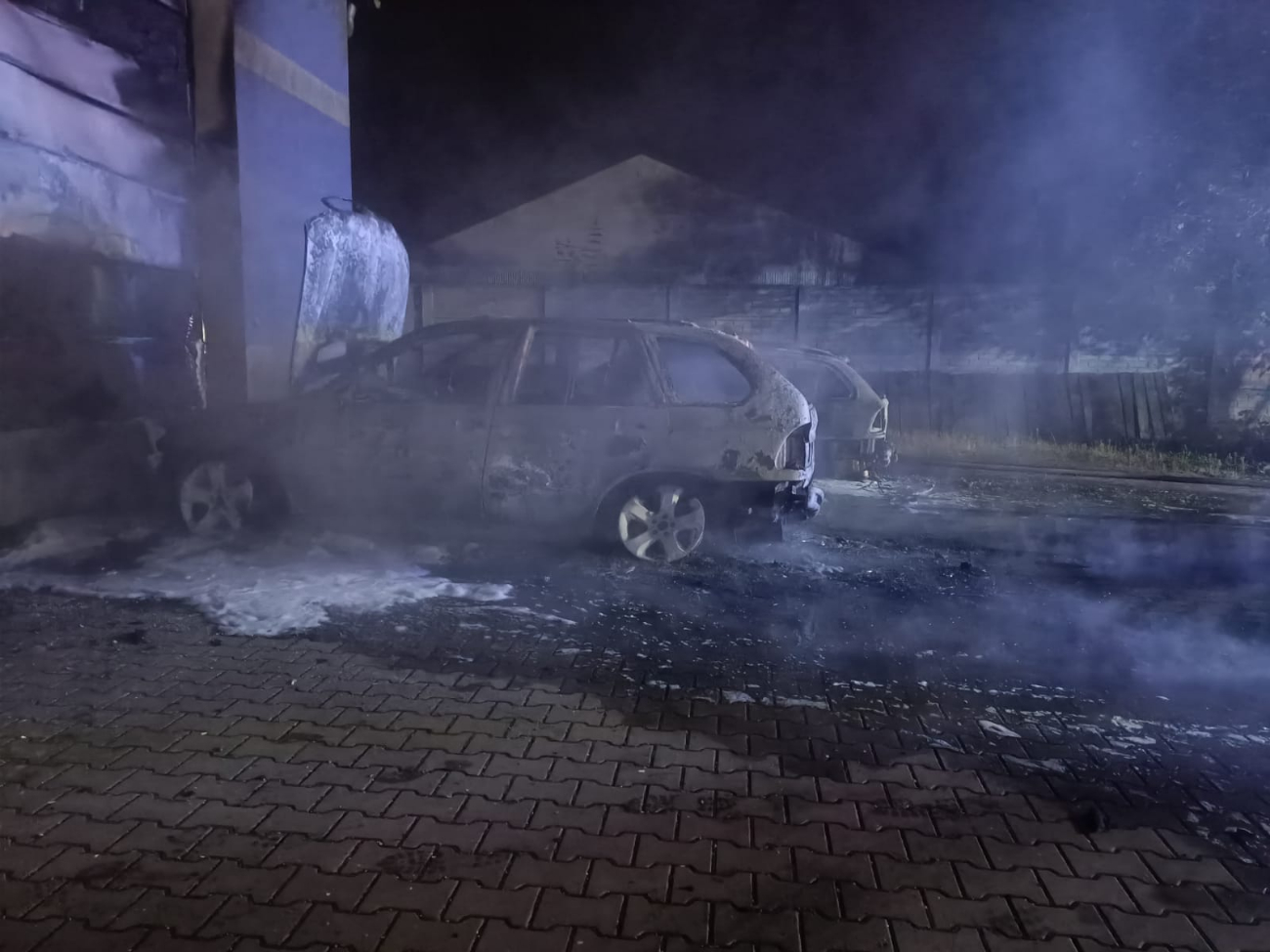 Nocna akcja w Strzałkowie. Spłonęły dwa samochody