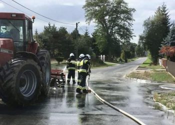 Awaria ciągnika. Musieli interweniować strażacy