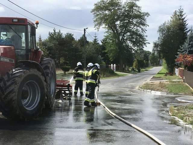 Awaria ciągnika. Musieli interweniować strażacy