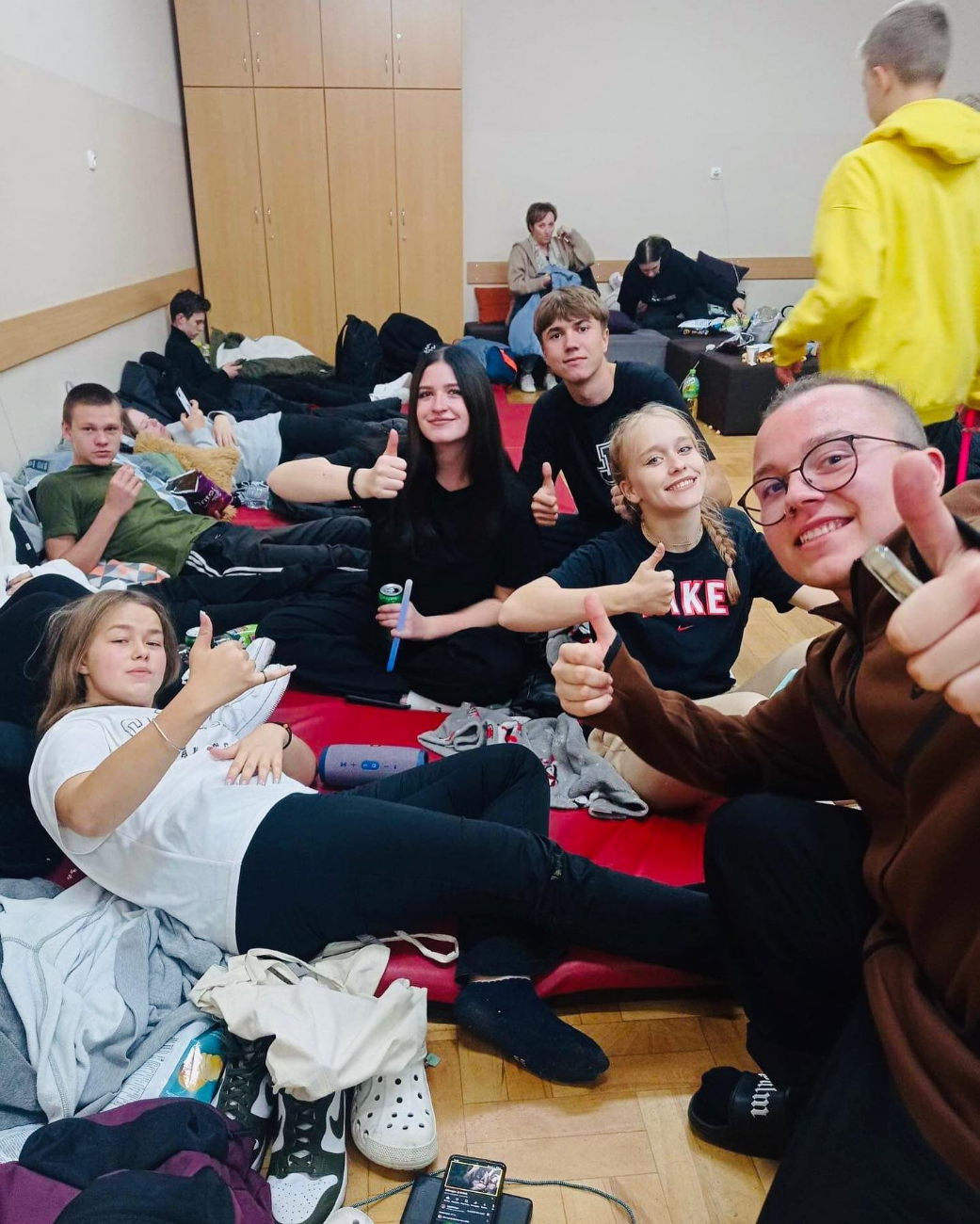 Całą noc spędzili w szkole. Zobacz zdjęcia