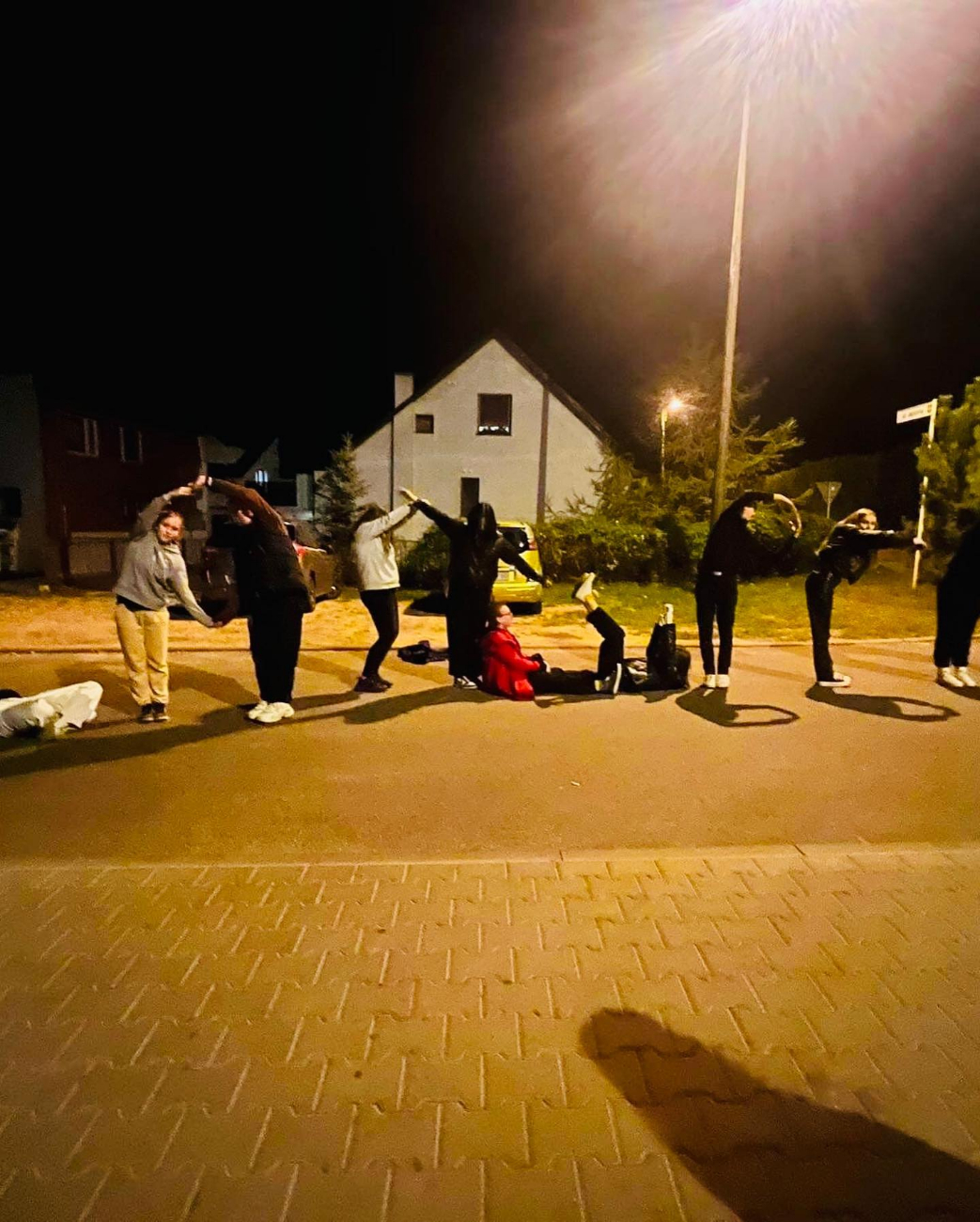 Całą noc spędzili w szkole. Zobacz zdjęcia